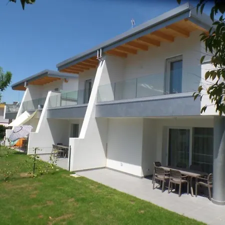 Bright Family With Garden Close To The Sea ביביונה